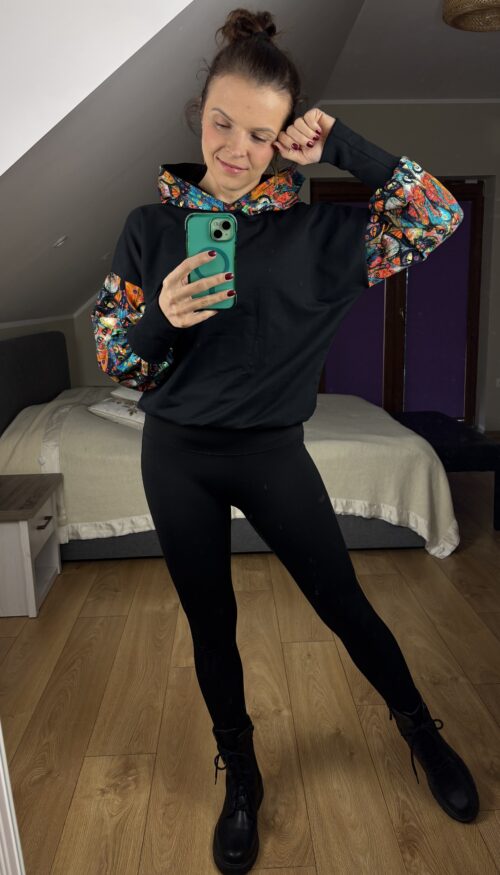 Bluza damska MILA czarna z KOTKAMI od Janoshe Dres